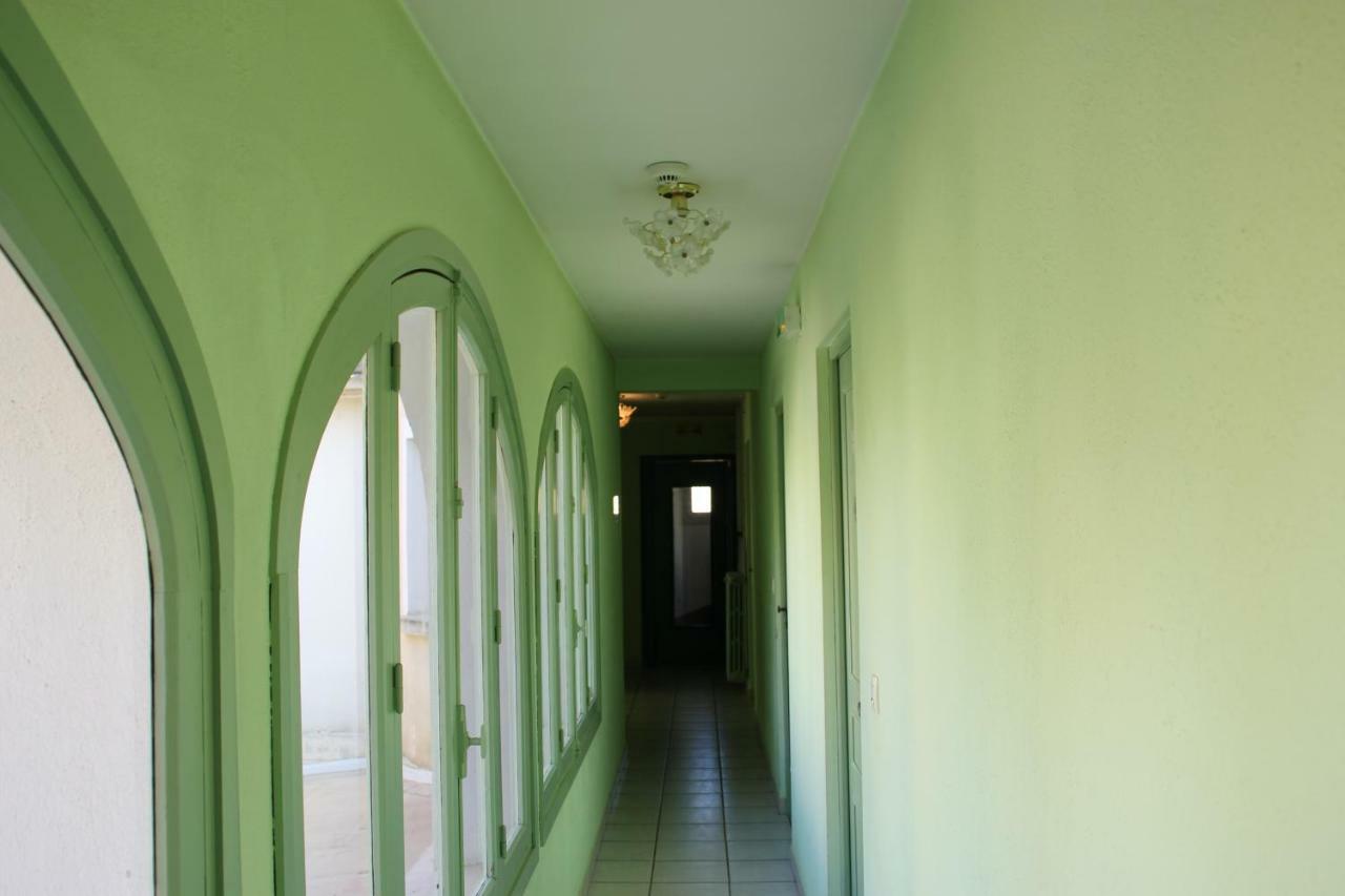 Le Provencal Hotell Aups Exteriör bild